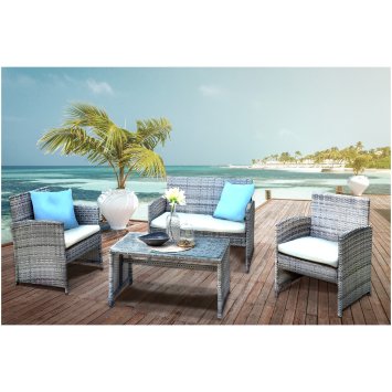 Outdoor Sofa mit Stühlen und Tisch