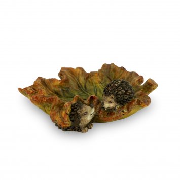 Tränke Igel auf Blattschale