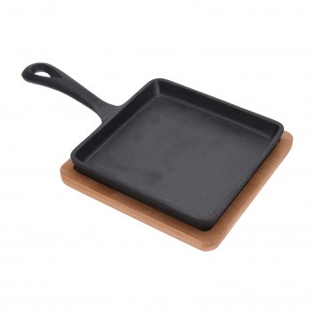 Tapasteller/Eisenpfanne mit Holzbrett