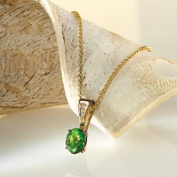 Collier mit grünem Bernstein