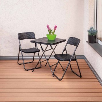 Platzsparende Sitzgruppe in Rattanoptik