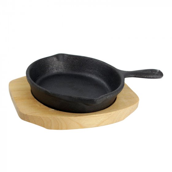 Gusseisenpfanne mit Holzbrett 