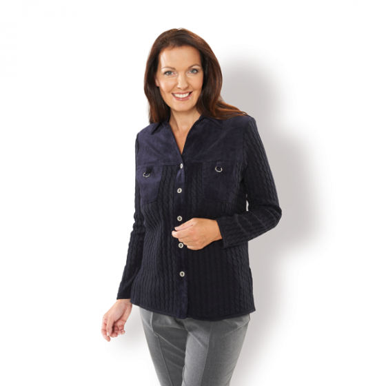 Strickjacke im Materialmix