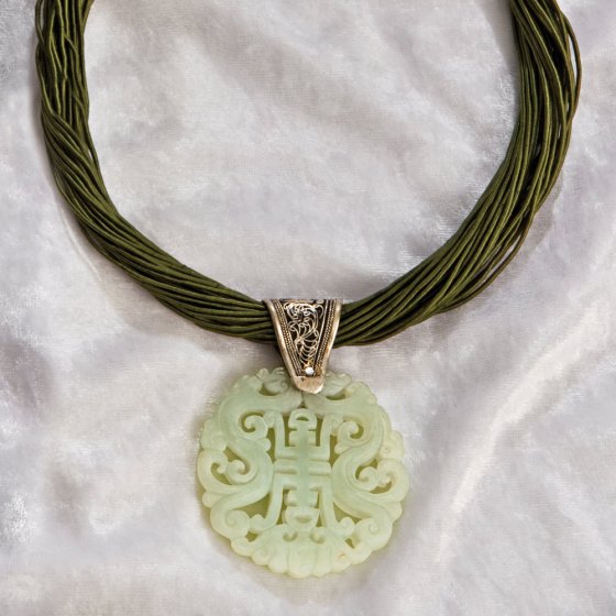 Chinesischer Edelserpentin-Anhänger mit Stoffband