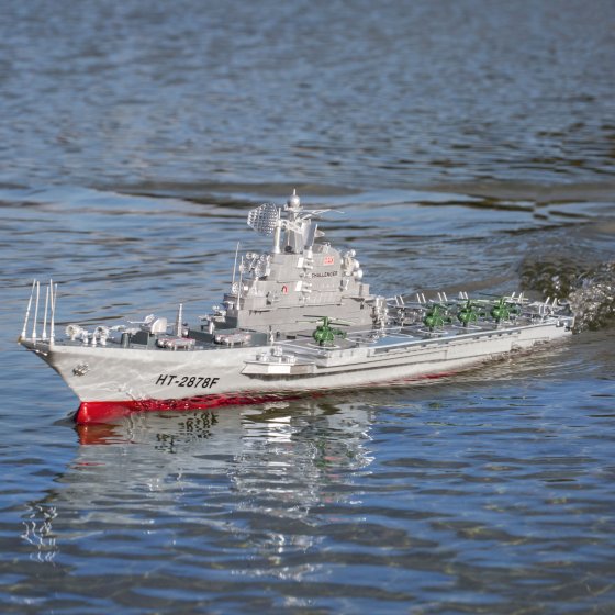 Funkgesteuerter Flugzeugträger 