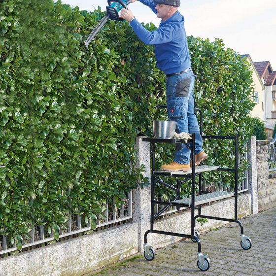 Fahrbares Gerüst mit Ablage 