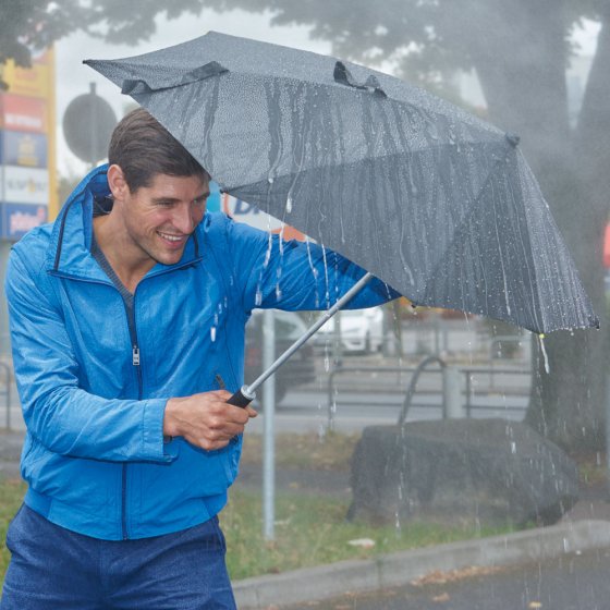 Sturmsicherer Regenschirm