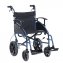 Robuster Transport-Rollstuhl mit blauem Gestell