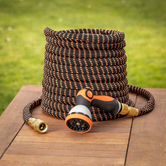 Dehnbarer Gartenschlauch mit Schnellanschlüssen