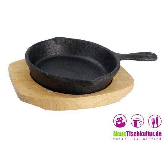Gusseisenpfanne mit Holzbrett 