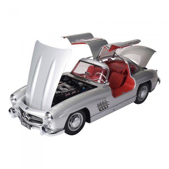 Modellbaus. Mercedes 300SL Silber