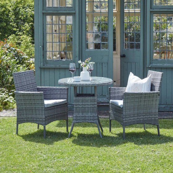 Outdoor Möbel mit Sitzkissen und Glasplatte
