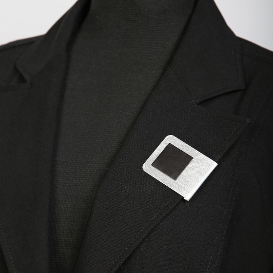 Brosche Kragenklemme aus Aluminium gebürstet + gewolkt 