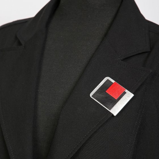 Brosche Kragenklemme aus Aluminium gebürstet + gewolkt 