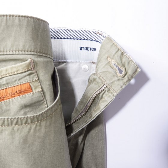 Five-Pocket-Hose mit Kontrasten 