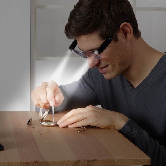 Vergrößerungsbrille mit Licht
