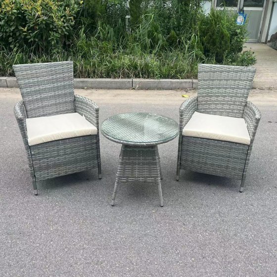 Outdoor Möbel mit Sitzkissen und Glasplatte 