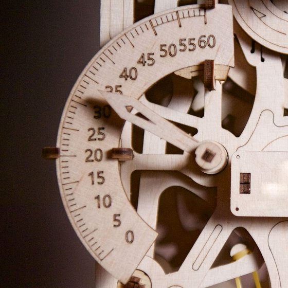 Holzmodell Motor-Uhr 