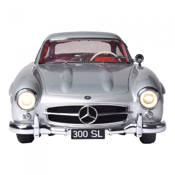 Modellbaus. Mercedes 300SL Silber
