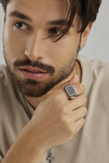 Ring Silber 925 oxydiert mit Totenkopf-Motiv und schwarzem Onyx 