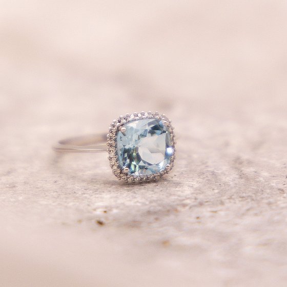 Ring Weißgold 375 mit echtem Blautopas (beh.) und Zirkonia-Steinen 