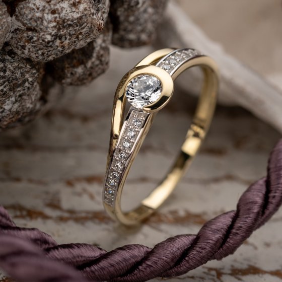 Ring 333/- Gelbgold glanz synth. Zirkonia 