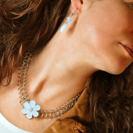 Kette Ohrhänger Metall gelb glänzend Blume Glasstein weiß 