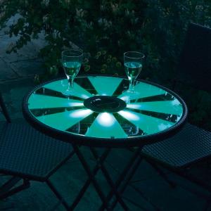 Solar-LED-Tisch mit 2 Stühlen