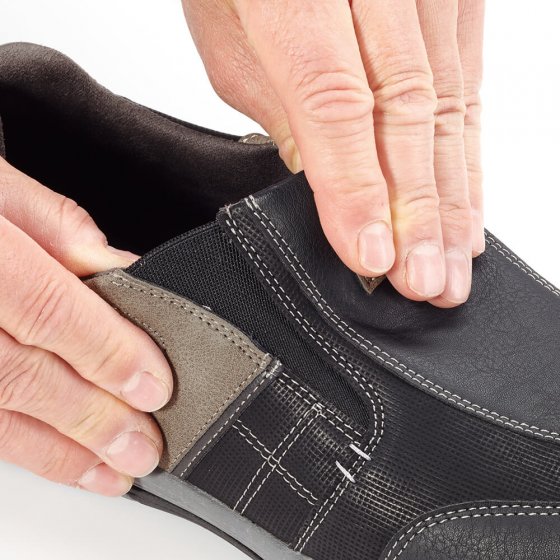 Sneaker mit Stretcheinsätzen