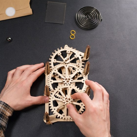 Holzmodell Motor-Uhr 