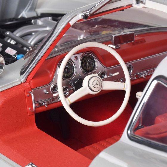 Modellbaus. Mercedes 300SL Silber