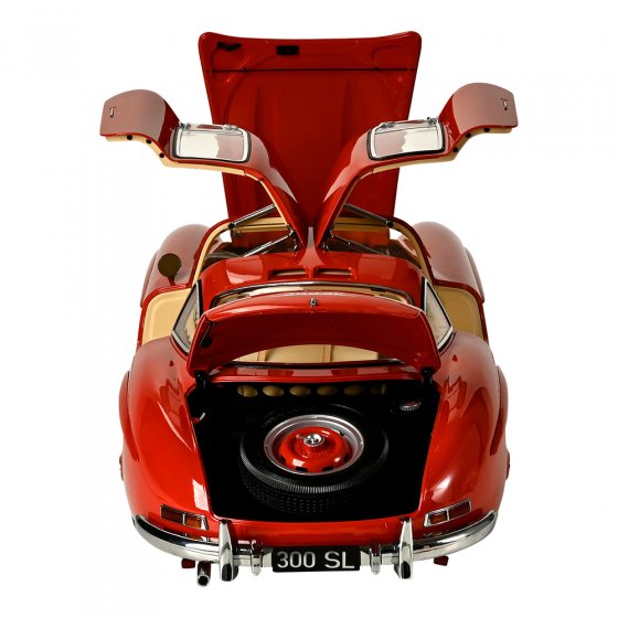 Modellbaus. Mercedes 300SL Rot