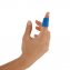 Wundpflaster in der Farbe blau wurde um den Zeigefinger gewickelt.