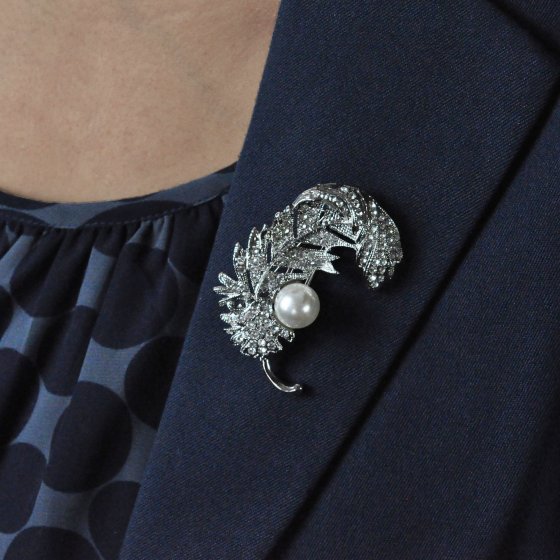 Brosche Metall Feder Glasstein Perle weiß 