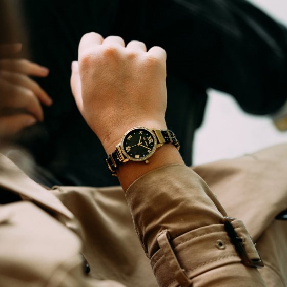 Damenuhr Edelstahl goldfarben mit synth. Perlen schwarz 