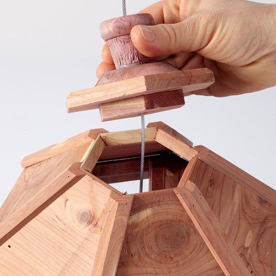 Vogelfutterhaus aus Zedernholz