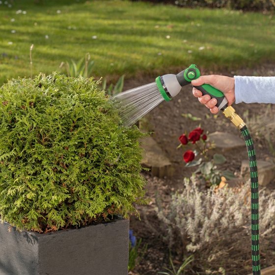 Dehnbarer Gartenschlauch mit Schnellanschlüssen 