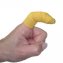 Die gelbe Baumwollbinde um einen Finger gewickelt.