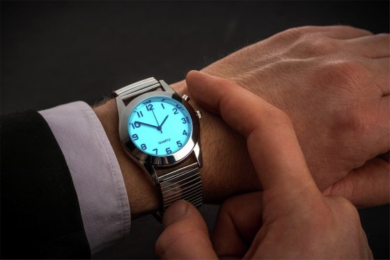 Beleuchtete Herrenuhr Silber, Gehäuse ca. 3,7 cm Ø 