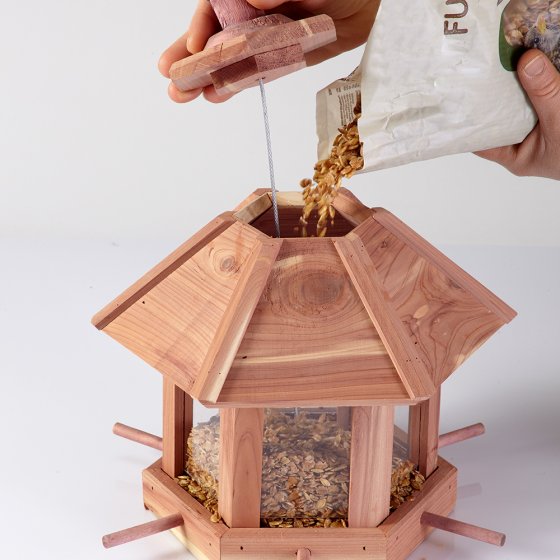 Vogelfutterhaus aus Zedernholz